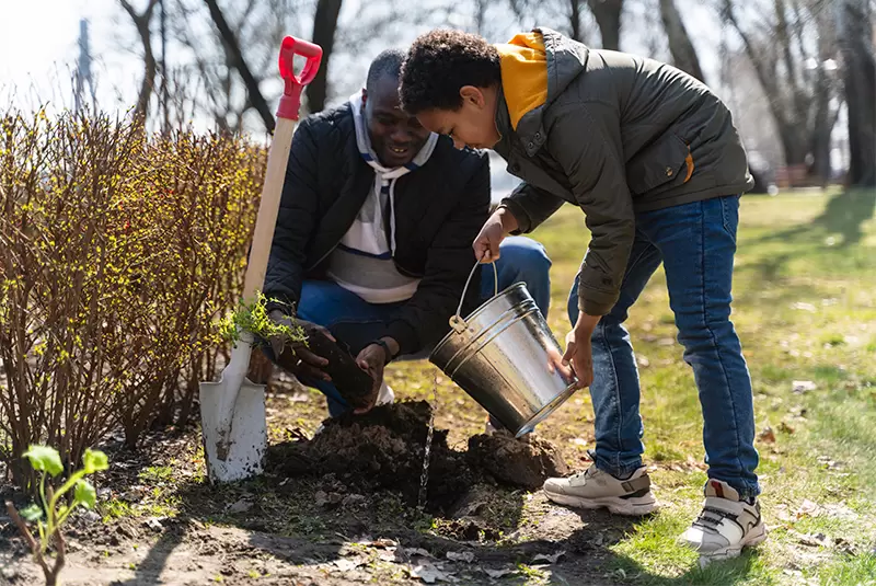 Dos personas realizando reforestación