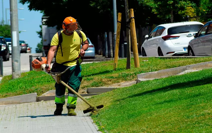 persona dando mantenimiento a parque