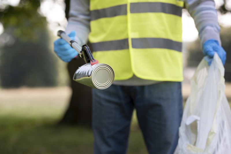 Hombre recolectando la basura de las áreas verdes 