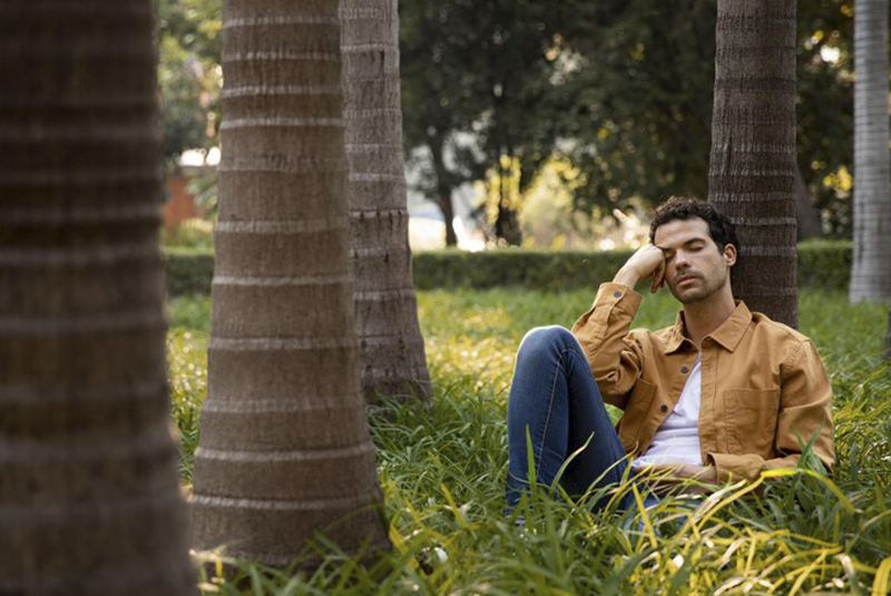 hombre descansando en jardín