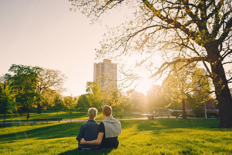 pareja disfrutando en un jardín