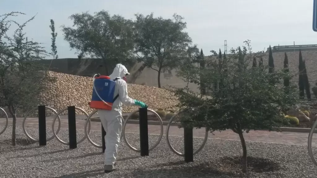 persona con traje haciendo control fitosanitario