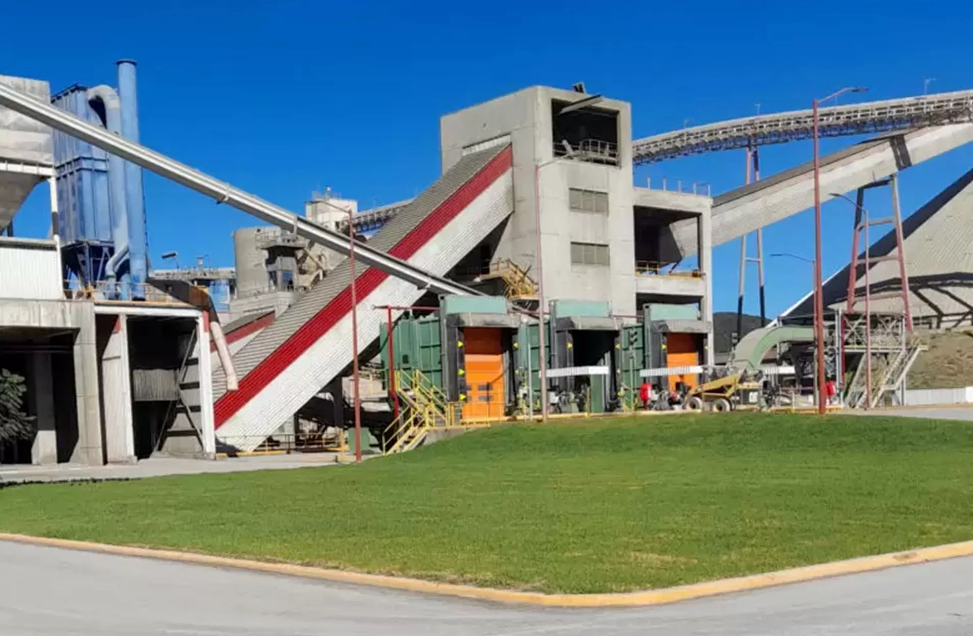 Area industrial con jardin con pasto